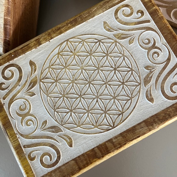 Wood carved box - Picture 4 of 9